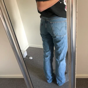 Levis 501 straight - Säljer mina raka Levis 501 då de inte kommer till användning längre. Inköpta i somras från zalando för ca 1000kr. Är i storlek W26 L30 och går ner till marken+lite till på mig som är 165cm. Bra skick och inga tydliga defekter.