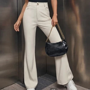 Byxor - Beiga kostymbyxor med bootcut. Köpta på shein för 179kr men passade inte mig❤️ frakt tillkommer 