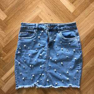 Fin sommar/jeans kjol! Säljer då den är lite för stor för mig<3