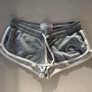 Mjukisshorts  - mjukisshorts, lite små i storleken🤍🖤💙