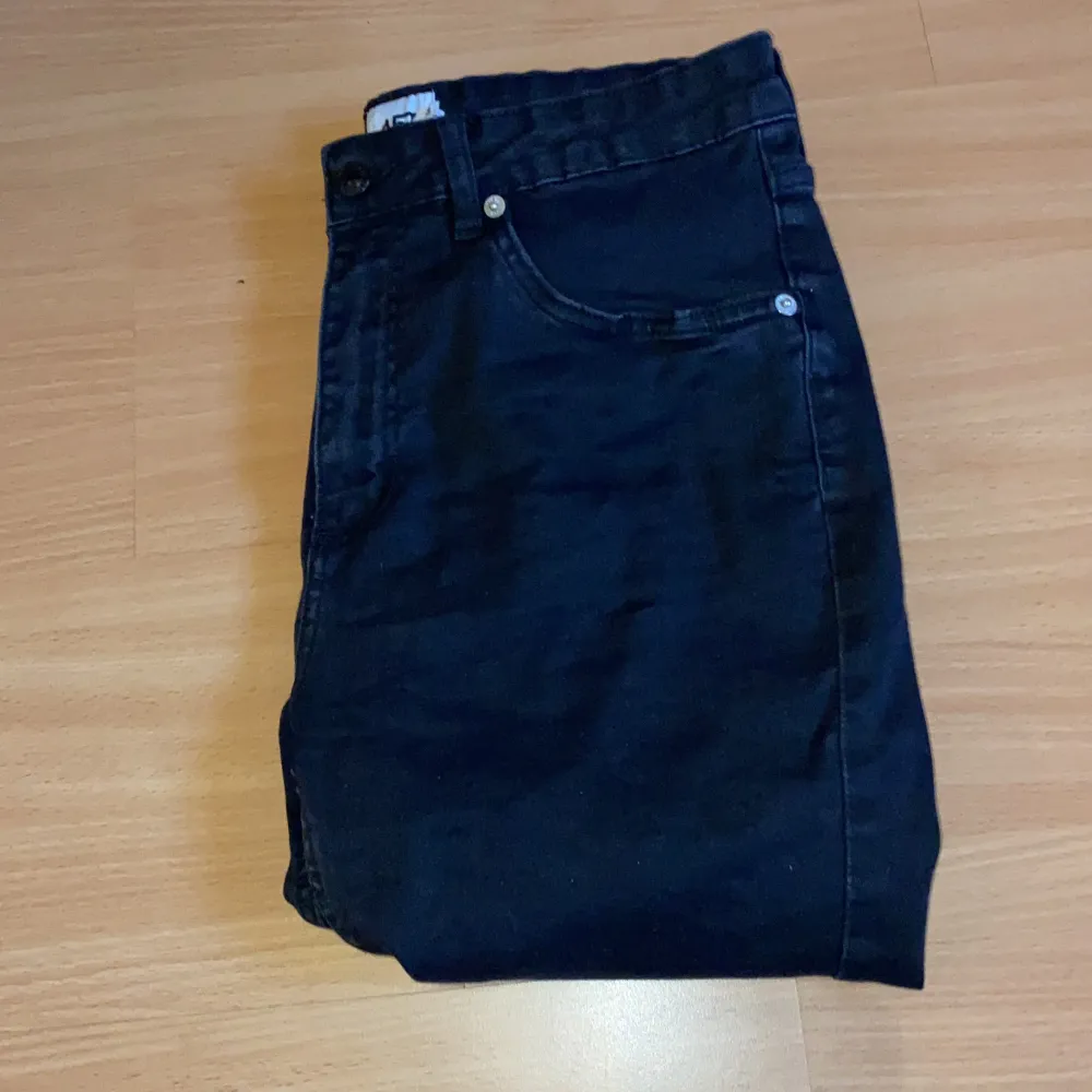 Ett par svarta jeans från lager157, det är storlek XL, använda ett fåtal gånger men är som nyskick då dem blivit förstora för mig som vanligtvis har M/L nu. Säljer för 200kr, frakt tillkommer! . Jeans & Byxor.