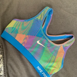 Sportbh  - Skitsnygg sport-bh från Nike💚💛🧡 använd mycket fåtal gånger därav mycket bra skick🥰  Mitt pris: 150kr  Storlek: S  Pris kan alltid diskuteras 💛