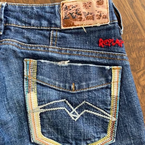 Skittrendiga vintage replay-jeans med mönster på fickorna💕 - Dessa är lågmidjade och inte helt vida men definitivt inte tajta, jättesnygga med broderat på fickorna och där fram❤️ passar mig (160cm) men de är för breda i midjan så därför finns ingen bild på hur de sitter på för på mig sitter de inte rätt men de sitter jättesnyggt på rätt strl💕