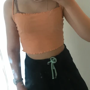 30kr - Fin topp i färgen ljus orange/ ljusrosa i storleken xs från hm jätte fin att ha bara inte min storlek så den är sällan använd 30kr+ frakt 24kr 😊