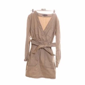 Klänning plt  - Klänning från pretty little thing. Suuperfin och är så ledsen att jag måste sälja den, men tyvärr så är den för liten för mig och har tyvärr inte någon stretch. Lite cargo-stil med fickor och skärp. 