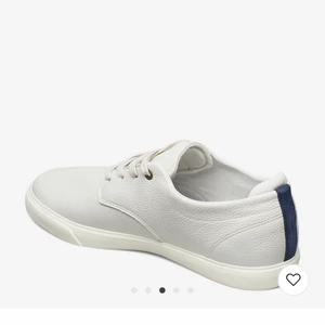 Låga sneakers Lacoste  - Helt Nya säljer pga fel storlek, det enda är att vi saknar laparna annars vi har kvittot som bevisar att dem är Nydligen  köpt. 
