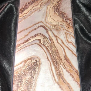iPhone skal  - Marmor iPhone skal som passar till alla klädstilar om man vill matcha sin mobilskal med klädstilen. Även helt nyköpt och oanvänd. Fin design och ser riktigt bra ut 