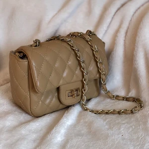 Beige handväska - Söt handväska med axelrem i beige färg🤎