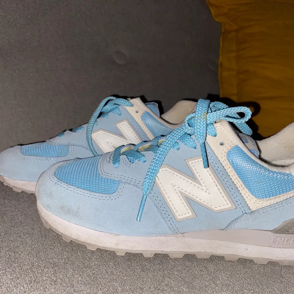 New Balance sneakers i storlek 38. Väldigt bekväma och sköna men tyvärr inte fått användning utav skorna som ni kan se på bilderna. . Skor.