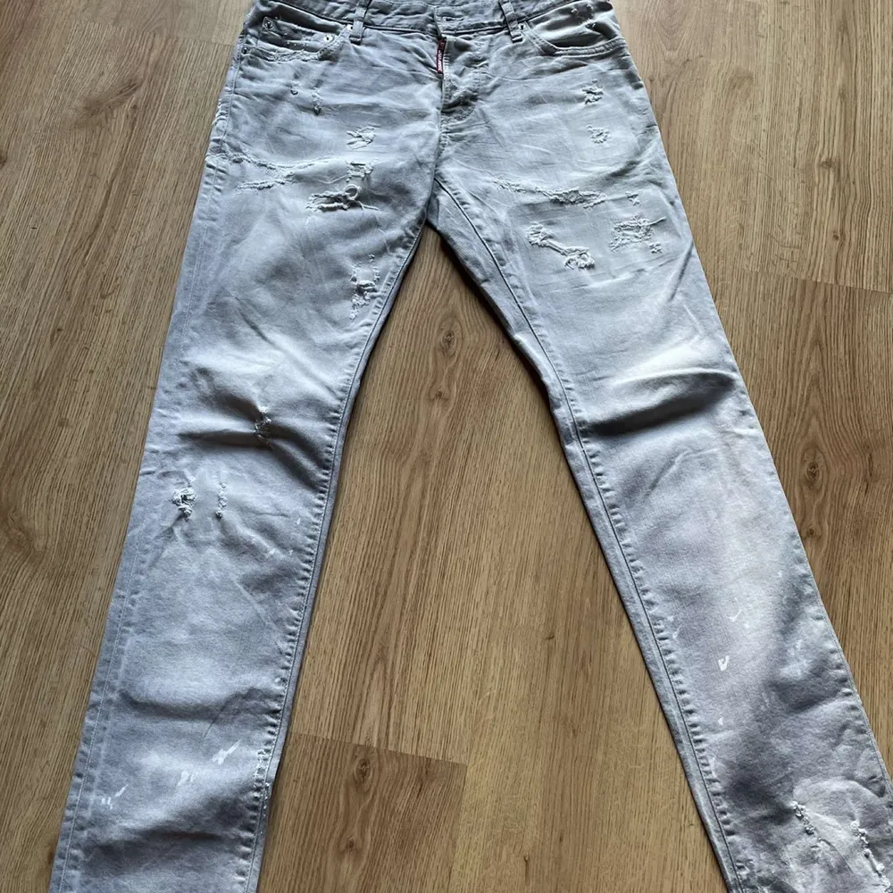 Det är ett par fina byxor som är i ett helt nytt skick. Färgen är en blandning mellan vit och grå, vilket gör dem både snygga och unika. Jag själv tycker dem är snygga men de passar tyvärr inte mig längre. De är långa och passar smala killar mer. . Jeans & Byxor.