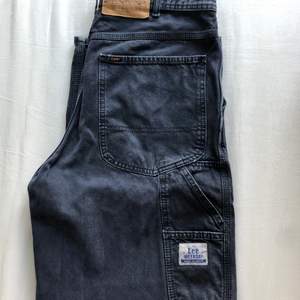Lösa mörkblåa jeans från Weekdays kollektion med Lee. W28. Lite slitna i hälarna, köparen står för frakten. Bud från 200kr😊