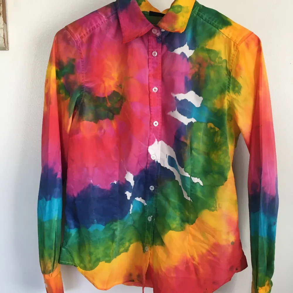 Säljer denna härliga batik skjorta. Jag arbetar med batik och det här är en av många skjortor som jag har gjort. . Skjortor.