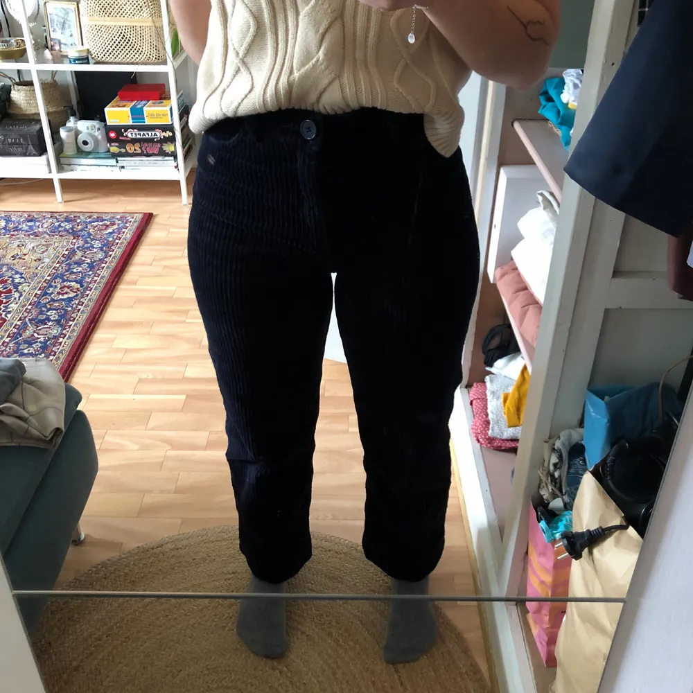 Svarta manchester byxor från Monki. Strl 34, men de är stora i strl så passar 36 bättre.. Jeans & Byxor.