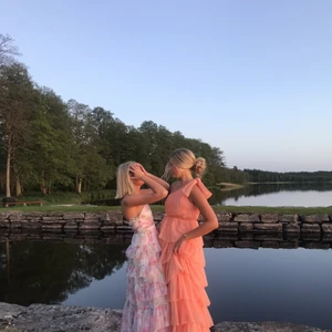 Balklänning! - Balklänning i tyll! Klänningen är i en super härlig aprikos färg🍑 den är från NLY EVE och i storlek 38! Den har även en slit men som inte framgår på bilderna. Köpte den förra året i för min avslutningsbal för 1600kr och endast använd den den ena gången! 