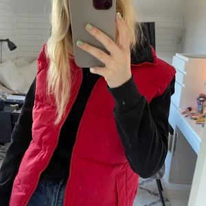 Röd väst - Fin röd väst som också går att vända ut o in till den svarta sidan då det är fickor på båda sidorna 😍😍 Märket på sista bilden sitter i bak nacken. 