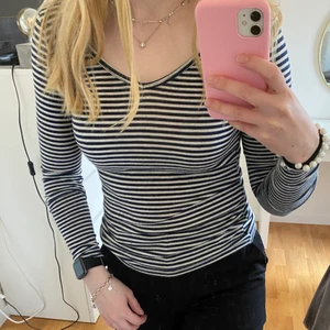 Tröja från Hollister - Randig tröja från Hollister i storlek XS. Köpt i USA och materialet på tröjan är väldig mjuk. Ordinare pris 199kr