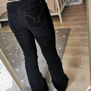 Manchester jeans - Manchester low raised jeans, märke Buffalo David bitton. Storlek 26. Säljer för att dom är för långa för mig. (är 163cm)