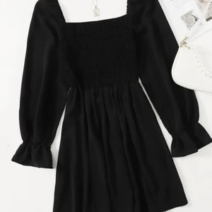 Svart klänning S - Bekväm och lätt klänning i strlk S! Jättefina ärmar. Aldrig använd.🌸Frakt ingår i priset!🌸