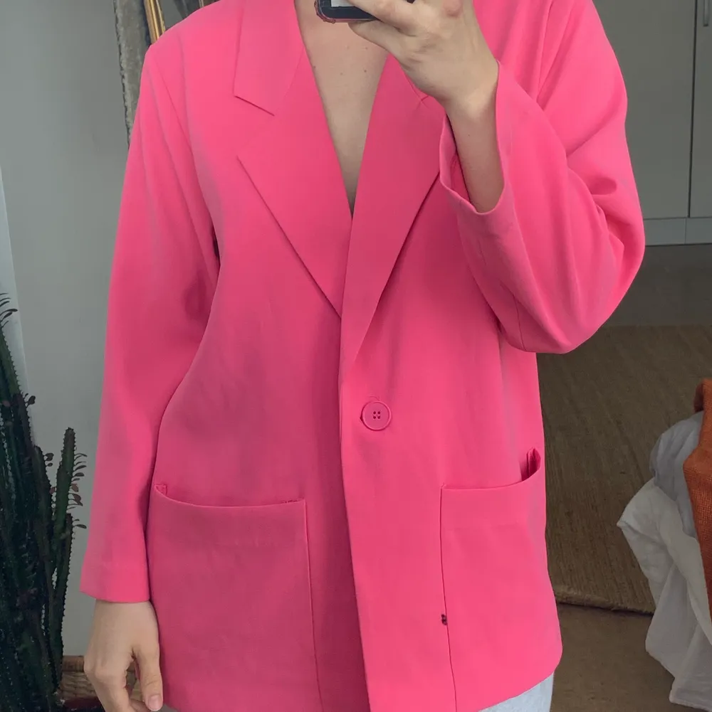 Säljer denna fina blazer från monki! Perfekt till sommaren och är tunn i materialet. 💕💞💓. Tröjor & Koftor.