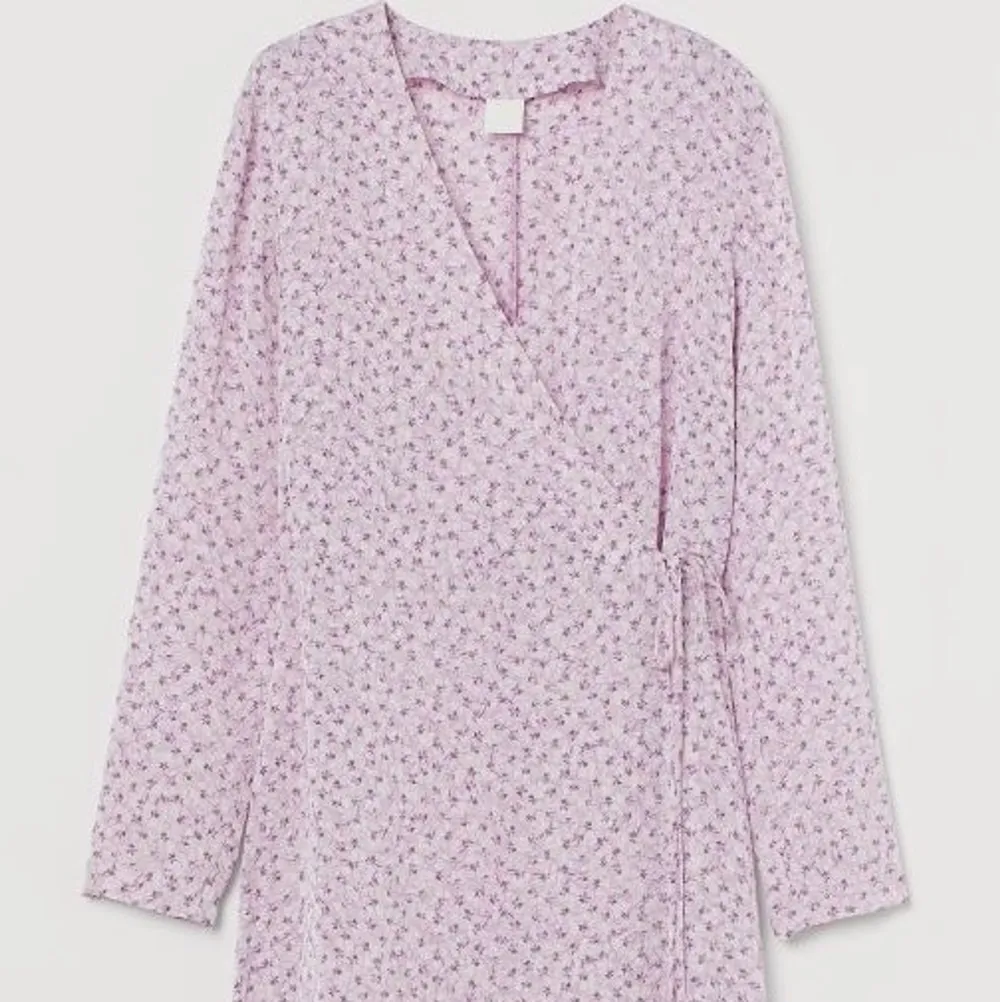 Säljer denna nya klänning från H&M, slutsåld i de flesta storlekarna! Passar perfekt till våren och sommaren! Endast testad!. Klänningar.