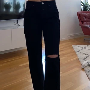 Svarta jeans  - Näjz svarta jeans med medelhög midja. Från zara! 