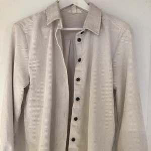 Vit skjorta i manchester  - Vit skjorta i manchester material. Storlek 36 men lite oversize. Nyskick, använd fåtalet gånger. 150kr inklusive frakt. Bara att skriva för fler bilder eller vid frågor!