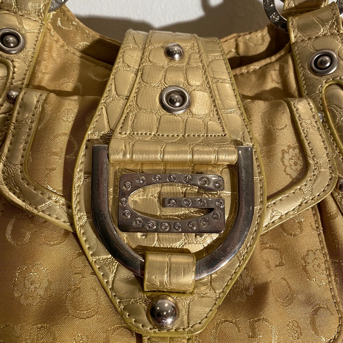 Guldig Guess väska! - 91