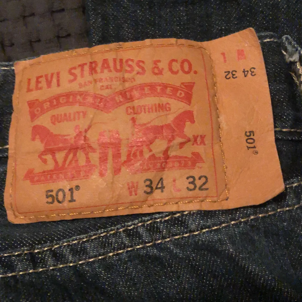 Helt oanvända Levis jeans i storlek W34 och L32, bra skick, pris kan diskuteras runt 300kr och över. Jeans & Byxor.