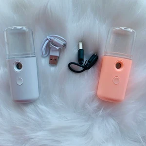 Nanomist - Oanvända nanomist som fungerar perfekt för att återfukta ansiktet, till fransförlängning, eller att spraya handsprit innan man tar på saker. Verkligen så gulliga. Råkade beställa för många och därför säljer jag. Inga batterier krävs utan det medföljer laddare. Den går att fylla med valfri vätska och sedan sprutar den ut vätskan i en form av dimma! Oanvända