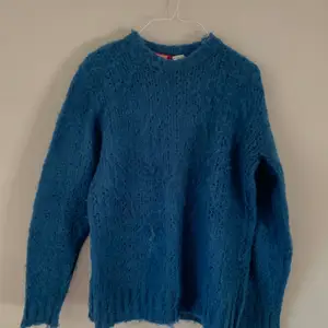 Stickad stor tröja i fin blå färg från märket fikusi!❤️så jävla snygg köpt vintage overaized på mig som är s! 