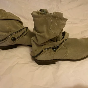 skor - säljer dessa fina beiga/bruna märkes skor med en liten klack och lite spetsigare vid tårna som tyvär inte passar mig, storlek 38. Köparen står för frakten💕