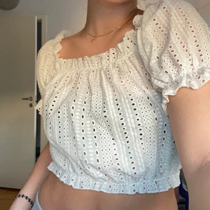 Topp med puffärm - Söt vit kroppad topp med puffärm från Bikbok. Använd någon enstaka gång bara så gott som ny! (Pris kan diskuteras) Skicka medelande vid intresse/frågor💖