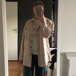 Beige jeansjacka/skjorta - En beige lite tunnare jeansjacka/skjorta. Najs över en klänning eller annat nu till sommaren!🧡 från Nelly i strl 36 men ganska oversized i passformen skulle jag säga. Prislappen sitter kvar! Kan frakta också! (köparen står isåfall för frakten)