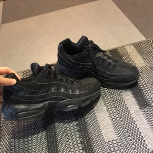 Nike Skor - Nike Air Max 95! Nypris 1800kr och uppåt! Skick 9/10!  Köparen står för frakt.