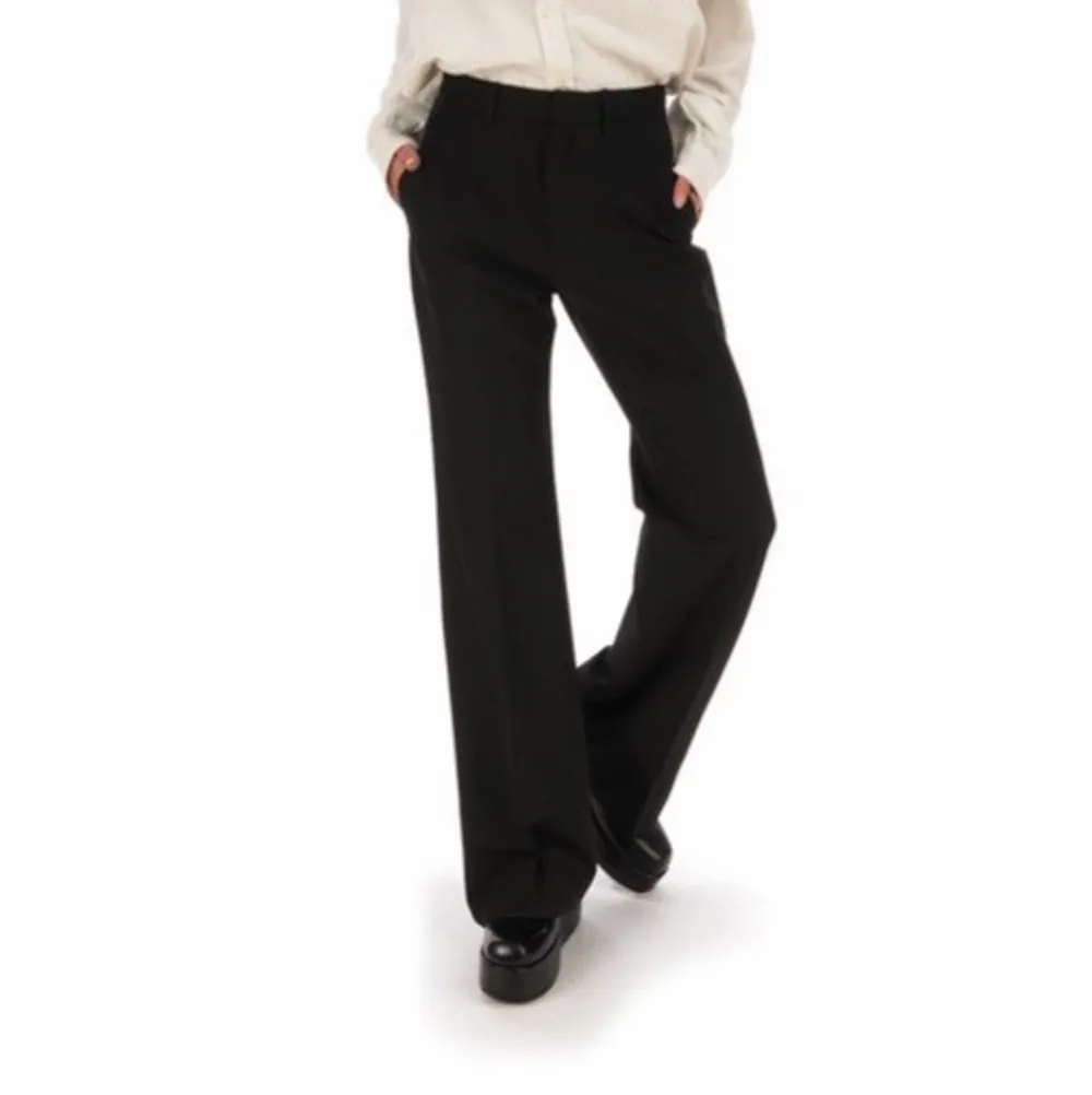 Otroligt snygga och klassiska kostymbyxor från HOPE. Storlek 32 och jag är 168 för längdreferens. 500 kr + 66 kr frakt.🥰🥰🥰. Jeans & Byxor.
