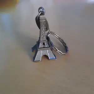 Brons Nyckelknippa i form av Eiffeltornet med 