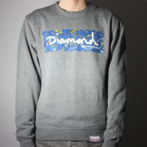 Diamond Supply Sweatshirt - Storlek large men mindre fit, använd men inga påtagliga flaws, skulle säga 6/10 i skick! ✨ Jag på bilden är 1.86cm lång 🙌🏻  Föredrar att frakta men kan även mötas upp i Stockholm om det passar bättre! 🌊