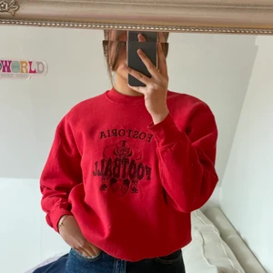 Vintage Fostoria Football Sweatshirt - Vintage Fostoria Football Sweatshirt   Storlek  M Measurements: Length - 67 cm Pit to pit - 57 cm  Condition: Vintage (9/10)  (Pris -300kr)  DM för mer bilder och frågor