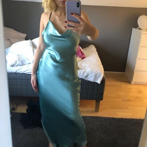 Balklänning  - Så fin klänning i satin som bara är provad pga inställd bal förra året, den sitter jättefint på och har väldigt fin färg. Andra bilden är samma modell som denna💕💕💕