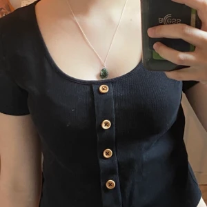 TVÅ knapp toppar storlek M - En svart och en beige topp, gott skick, säljs pga rensar garderoben, original pris 250kr men säljs för 180kr för båda