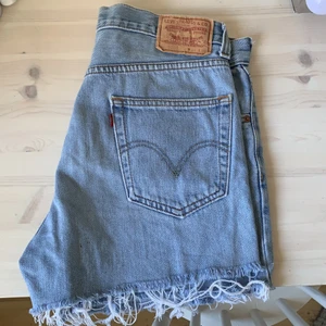 Levi’s relaxed fit jeansshorts - Superfina jeansshorts från Levi’s! Säljer pga för stora för mig. Buda i kommentarerna eller skriv till mig privat om du är intresserad eller har frågor. 