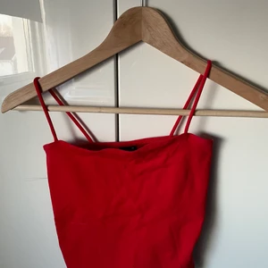 Linne - Rött linne från Ginatricot. Säljs då den blivit för liten för mig.