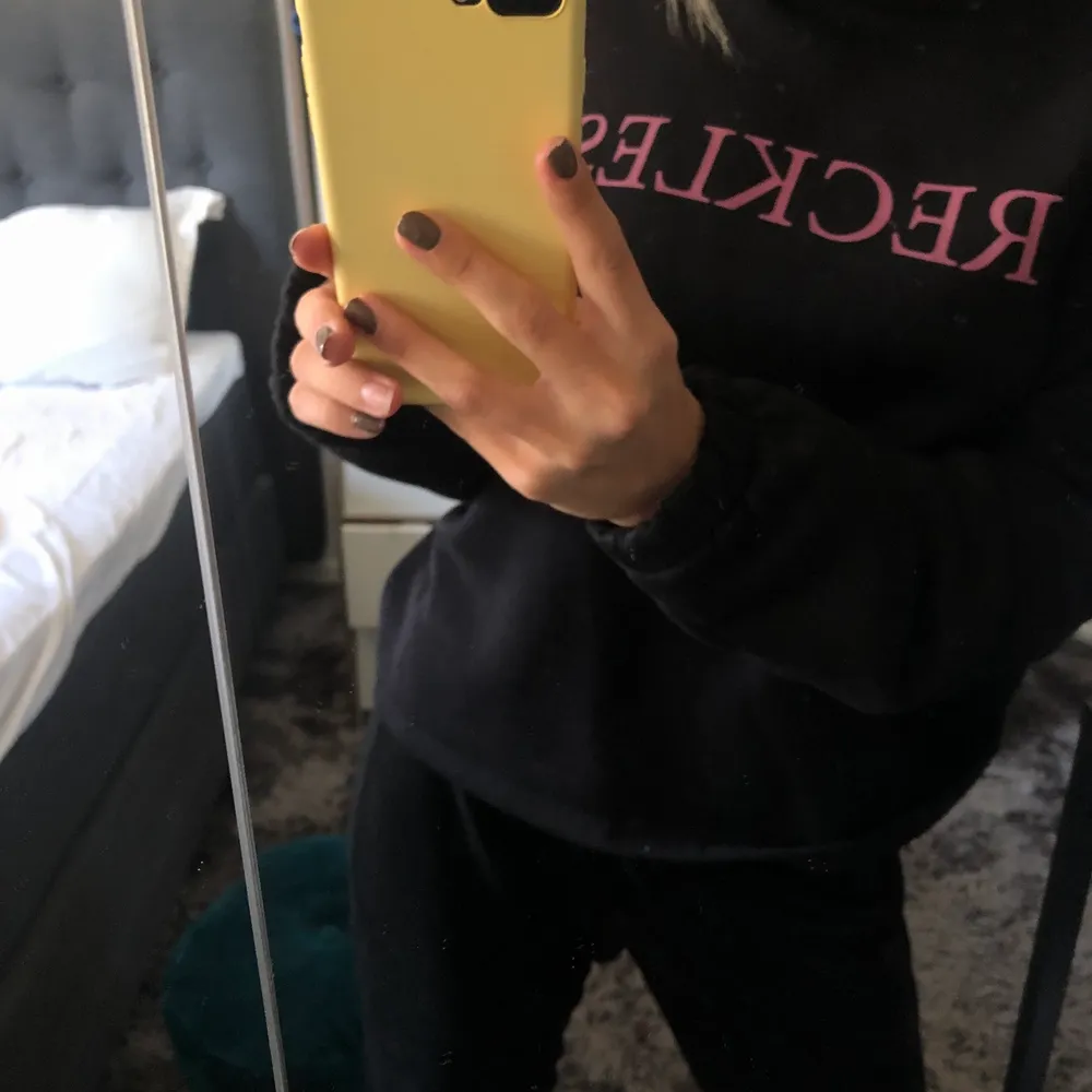 Mycket skön hoddie från nakd med rosa tryck. Hoodies.