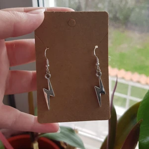 Blixtörhängen - Säljer dessa superfina blixtörhängen! Själva hänget är gjort av sterling silver och är nickelfria! Säljer för 60kr + frakt. Finns bara ett par så först till kvarn gäller! 