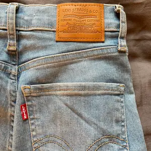 Säljer mina högmidjade ljusblåa jeans från Levis, dem är väldigt sköna och stretchiga, dem är använt ett fåtal gånger men i väldigt bra skick🤩 dem är i storlek 24 vilket är ungefär xs/s, nypris var 1000kr
