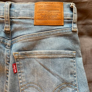Levis jeans skinny  - Säljer mina högmidjade ljusblåa jeans från Levis, dem är väldigt sköna och stretchiga, dem är använt ett fåtal gånger men i väldigt bra skick🤩 dem är i storlek 24 vilket är ungefär xs/s, nypris var 1000kr