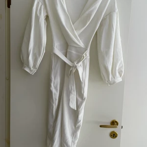 Student klänning  - En mycket fin klänning som kan användas till studenten! Endast använd 1 gång även lämnat den hos skräddaren då den var genomskinlig. 