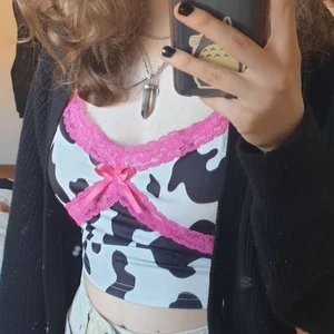 Cow print linne med rosa spets  - Superfint linne som jag inte har använt så mycket 🥰 buda minst 10kr över, om flera är intresserade blir det budgivning