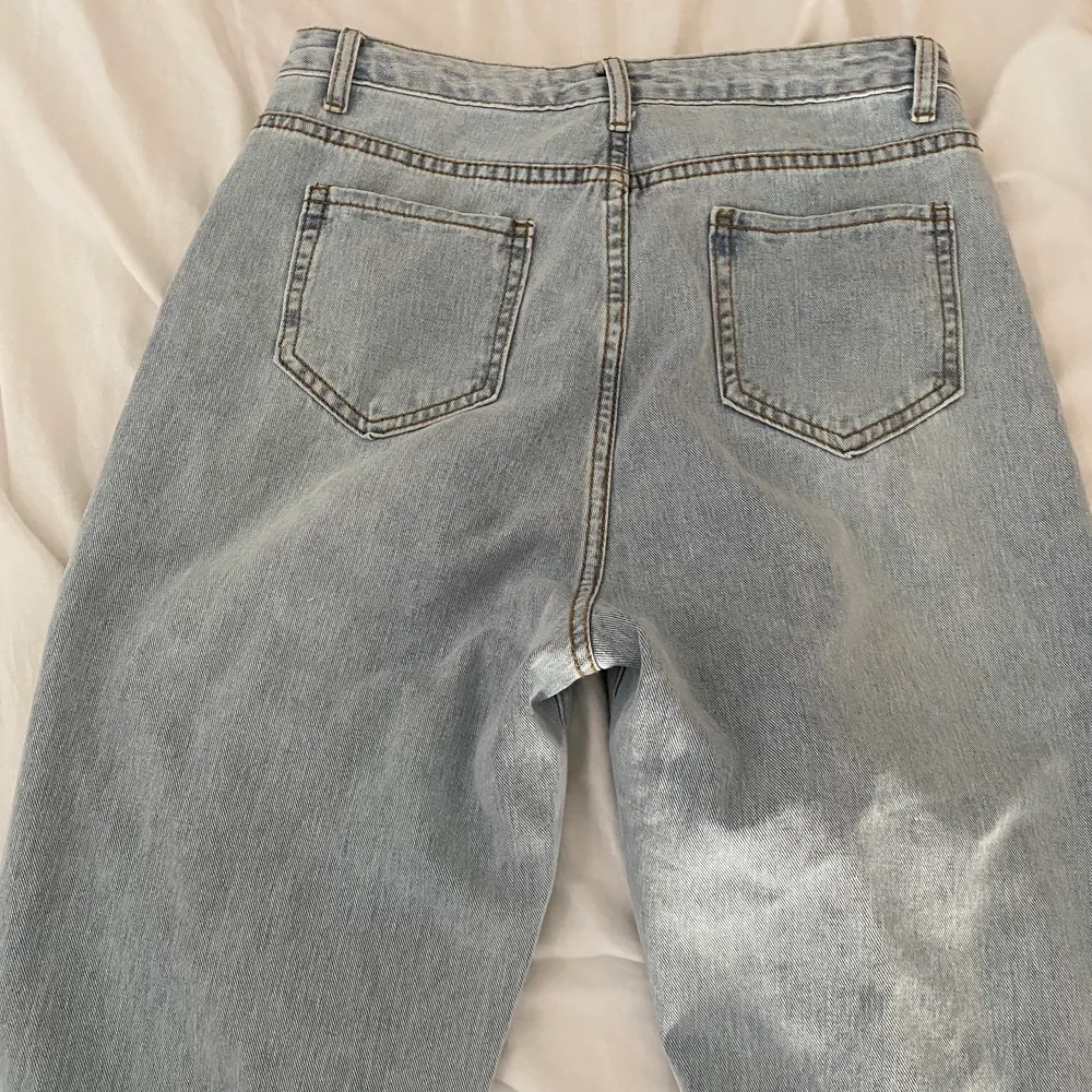 Snygga slitna jeans i storlek M, sitter som en S/M. Endast testade. Köparen står för frakt.. Jeans & Byxor.