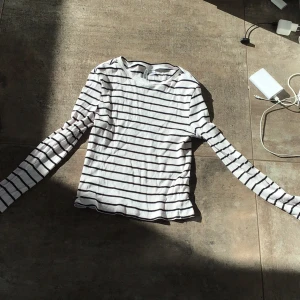 Tröja  - Säljer en jätte fin tröja fint skick använt knappt tunt material 